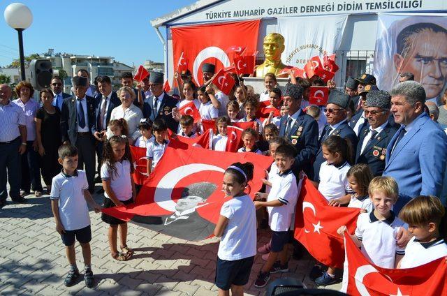 Didim Belediyesi, Gaziler Derneğine Atatürk büstü kazandırdı