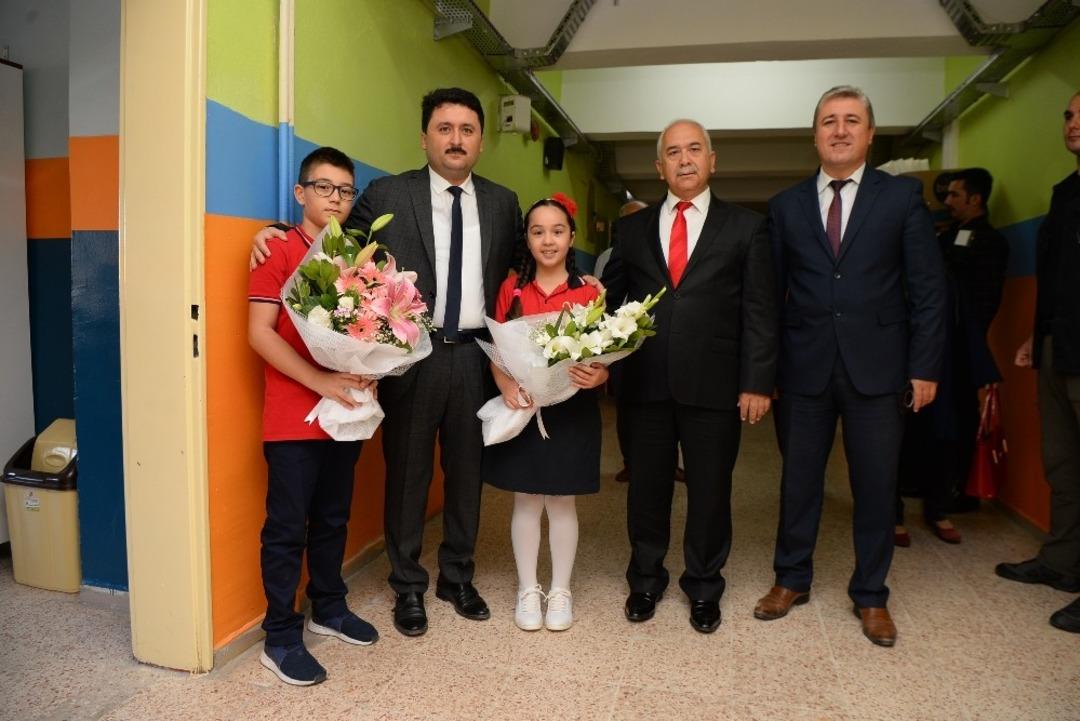 Başkan Avcı &ouml;ğrencilere fidan dağıttı