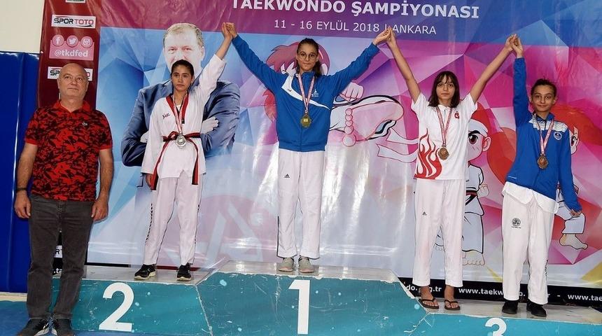 Kağıtsporlu miniklerden bronz madalya