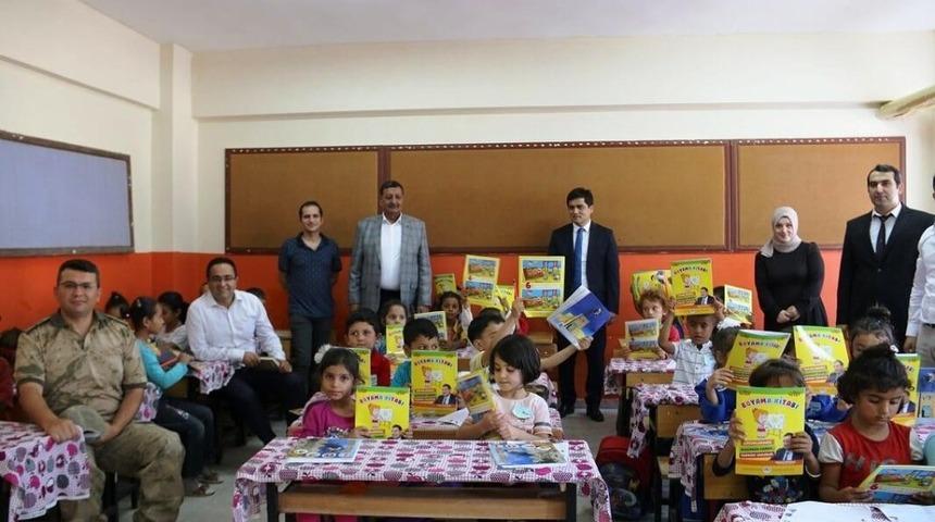 Başkan &Ouml;zyavuz, &ouml;ğrencilere kitap dağıttı