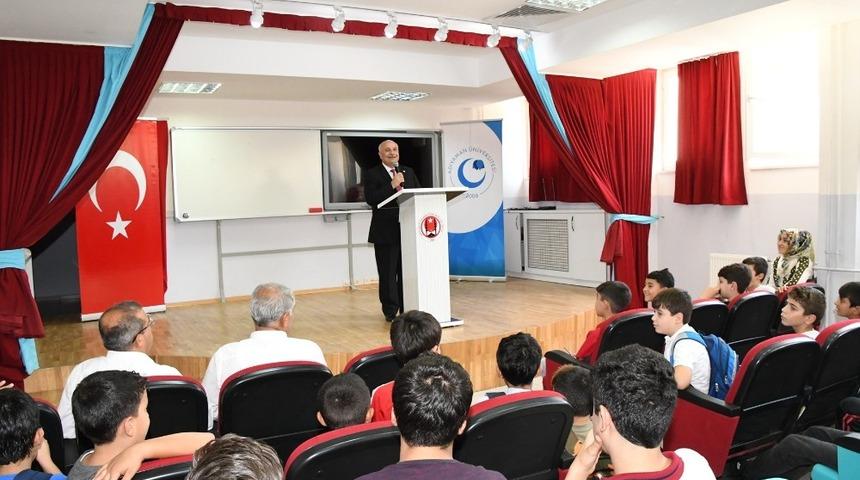 İmam hatip &ouml;ğrencilerine ilk dersi Rekt&ouml;r G&ouml;n&uuml;ll&uuml; verdi