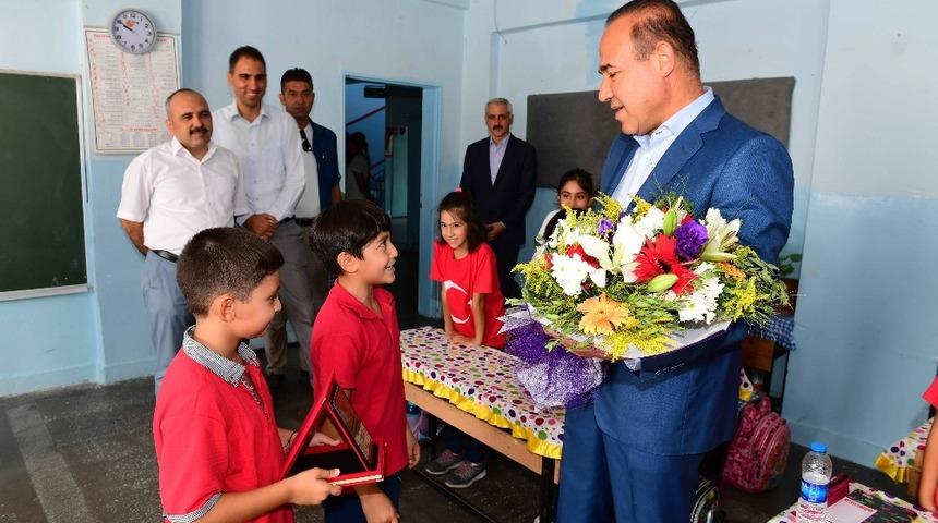 &Ouml;ğrencilerden Başkan S&ouml;zl&uuml;&rsquo;ye "Yılın Başkanı" &ouml;d&uuml;l&uuml;