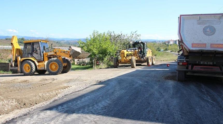 Ak&ccedil;akoca&rsquo;da asfalt &ccedil;alışmaları s&uuml;r&uuml;yor