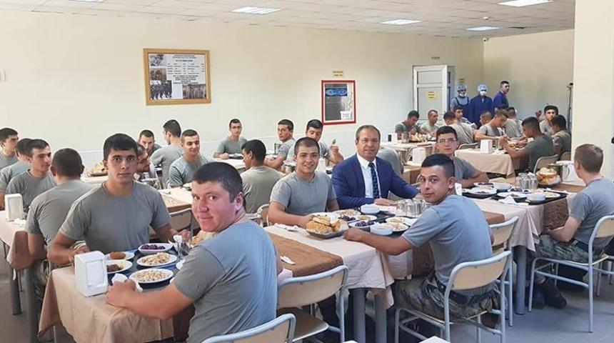 Başkan &Ouml;zt&uuml;rk, Mehmet&ccedil;iklerle &ouml;ğlen yemeğinde bir araya geldi