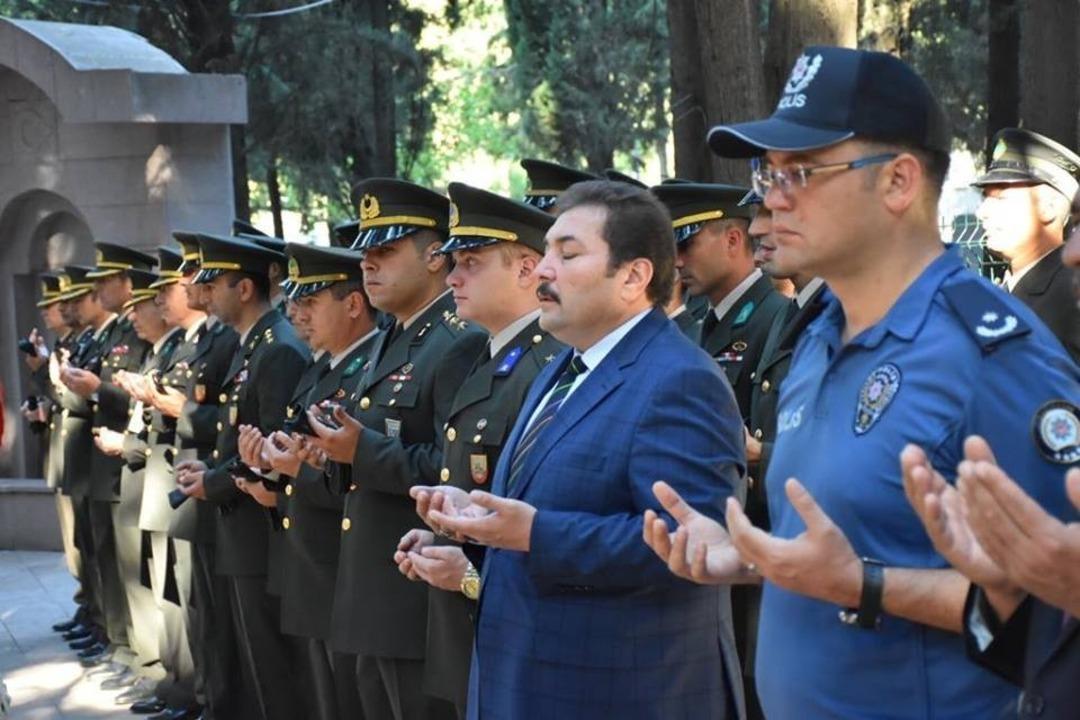 Şehitlikler ziyaret edildi