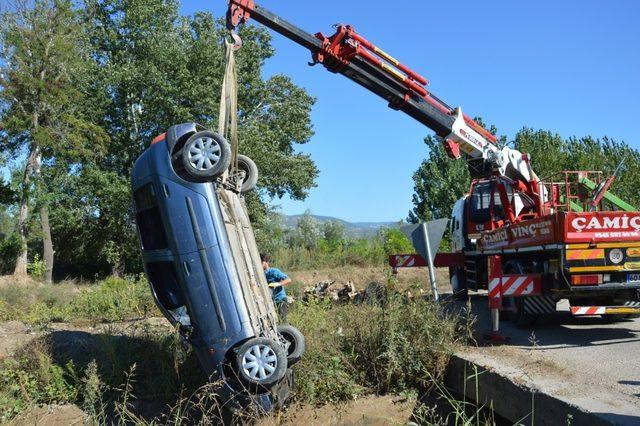 Otomobil sulama kanalına uçtu: 4 yaralı