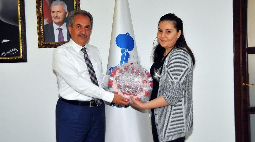 Gen&ccedil; kızdan tedavisinde kendisine destek olan Başkan Akkaya&rsquo;ya teşekk&uuml;r