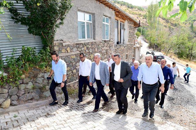 Başkan Polat, Alhanuşağı mahalle yolunu inceledi