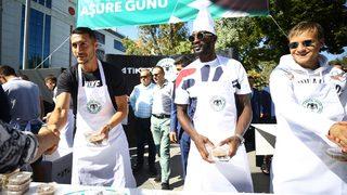 Atiker Konyasporlu futbolcular vatandaşlara aşure dağıttı