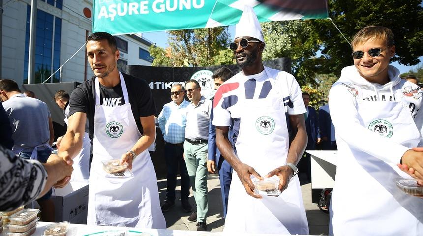 Atiker Konyasporlu futbolcular vatandaşlara aşure dağıttı