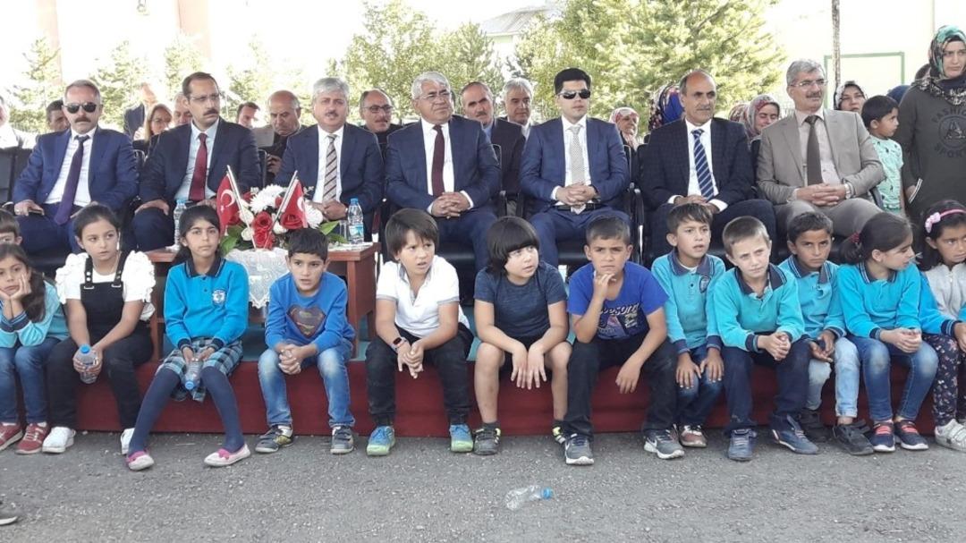 Kars&rsquo;ta g&uuml;neş altında kalan &ouml;ğrencileri Vali Doğan kurtardı