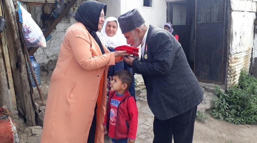 Sarıkamış Ak Parti Kadın Kolları Gazileri ziyaret etti