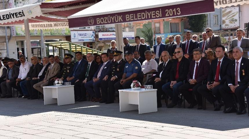 Boz&uuml;y&uuml;k&rsquo;te Gaziler G&uuml;n&uuml; t&ouml;renle kutlandı