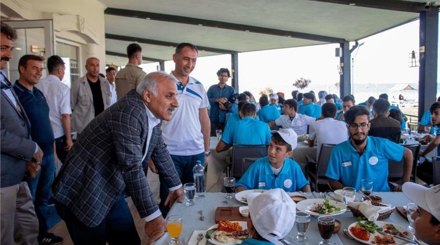 Vali Zorluoğlu gen&ccedil;lerle bir araya geldi