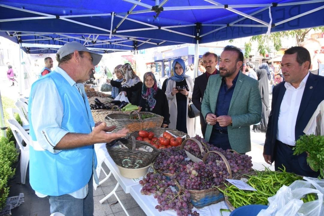 K&ouml;yl&uuml; &uuml;r&uuml;nler tezgahlarına vatandaşlardan yoğun ilgi