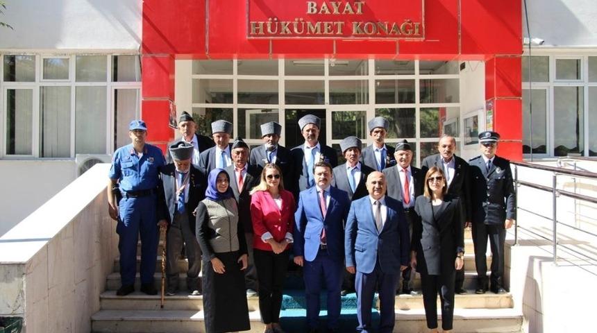 Kaymakam Ocak gazilere t&ouml;ren elbisesi dağıttı