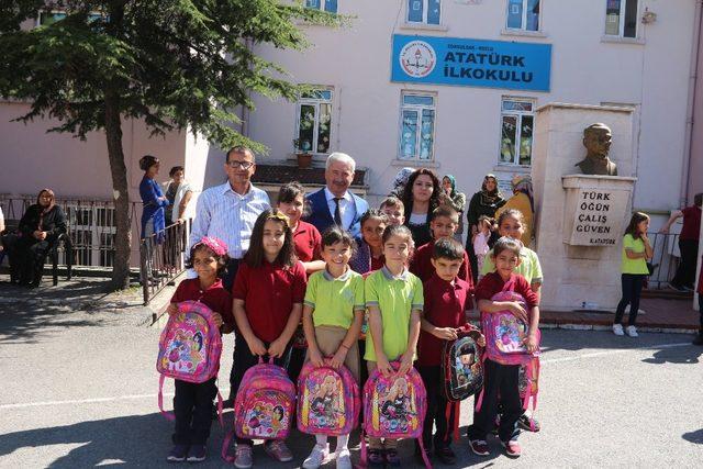 Kozlu Belediyesi kırtasiye yardımı yaptı