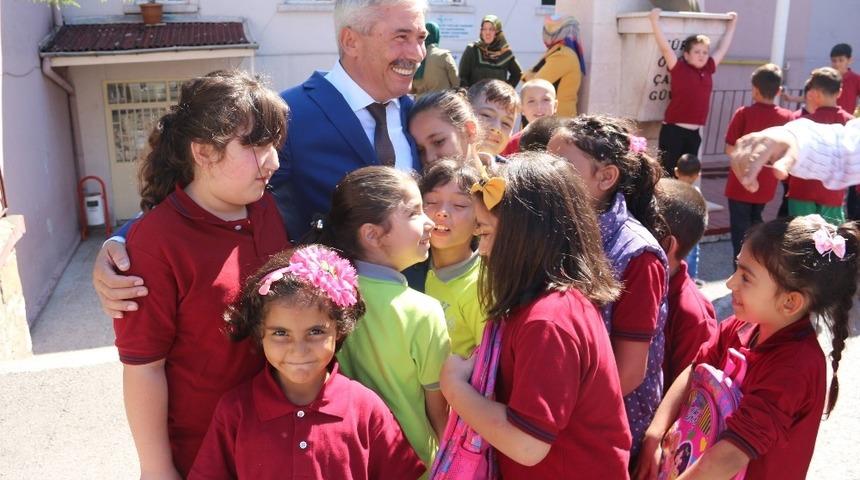 Kozlu Belediyesi kırtasiye yardımı yaptı