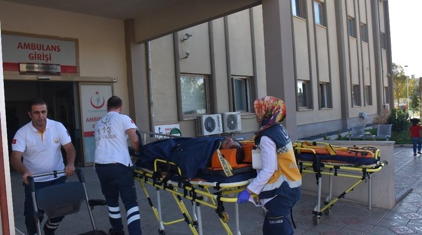 İki otomobil &ccedil;arpıştı: 4 Yaralı