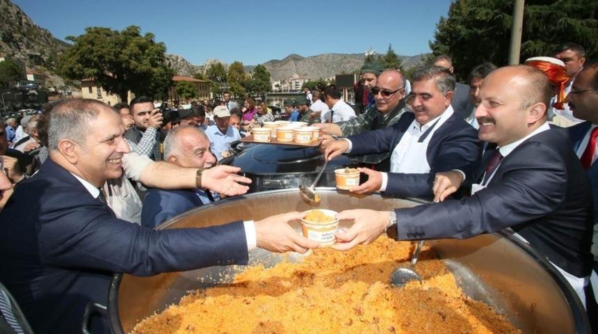 Vali ile başkandan halka Ahi pilavı