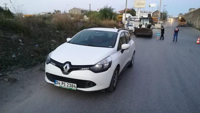 Otomobile çarpmamak için manevra yapan hurda yüklü tır devrildi