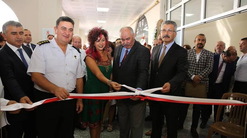 Ressam ve akademisyenler eserlerini sergiledi