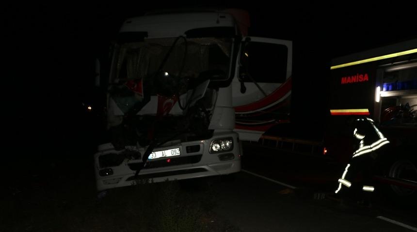 Tır, kamyona arkadan &ccedil;arptı; 1&rsquo;i ağır 2 yaralı