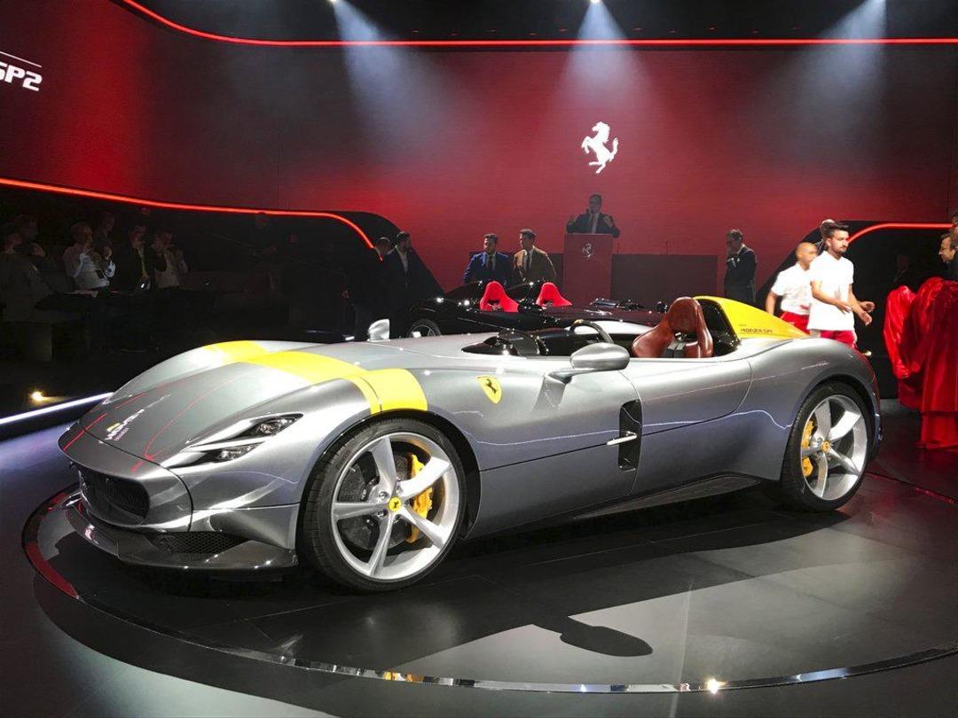 Ferrari, Monza SP1 ve SP2 modellerini tanıttı 