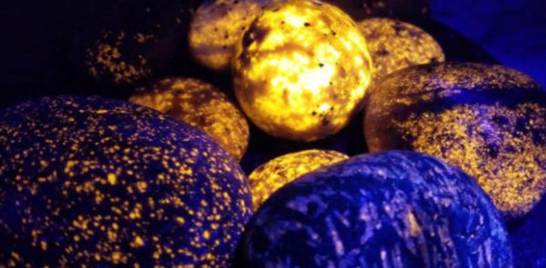 Tesad&uuml;f&uuml;n b&ouml;ylesi! Yolda y&uuml;r&uuml;rken fark ettiği taş bakın ne &ccedil;ıktı