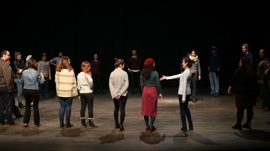 Tiyatro at&ouml;lyeleri Aydınlıları bekliyor