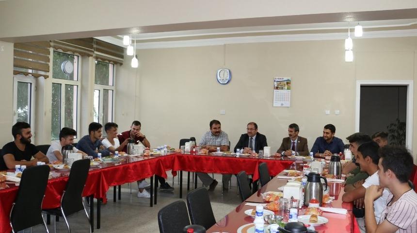 İl M&uuml;d&uuml;r&uuml; Şahin, gen&ccedil;lerle buluştu