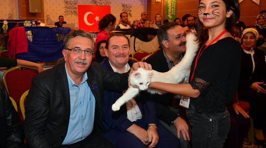 En g&uuml;zel kedi Azra 10 bin TL &ouml;d&uuml;l kazandı