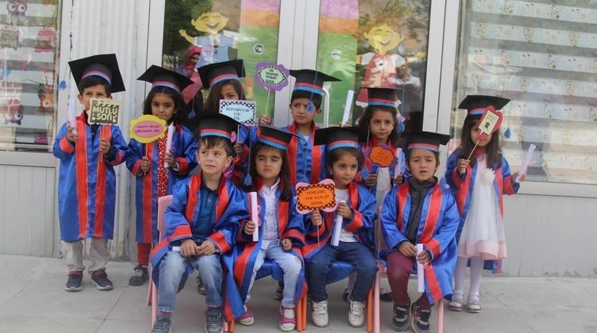 Başkale&rsquo;de minikler mezun oldu