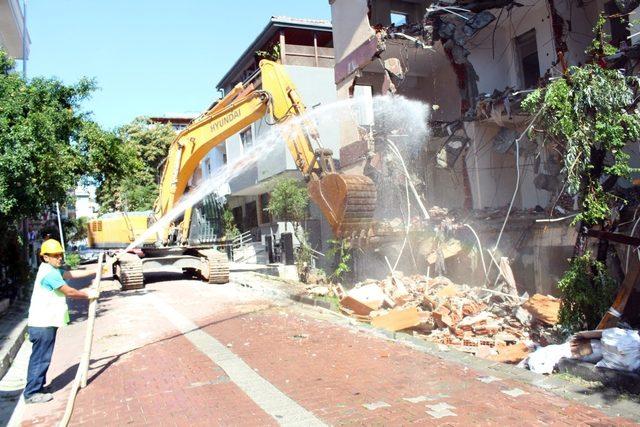 Avcılar’da yerinde kentsel dönüşüm kapsamında 4 katlı binanın yıkımı gerçekleşti