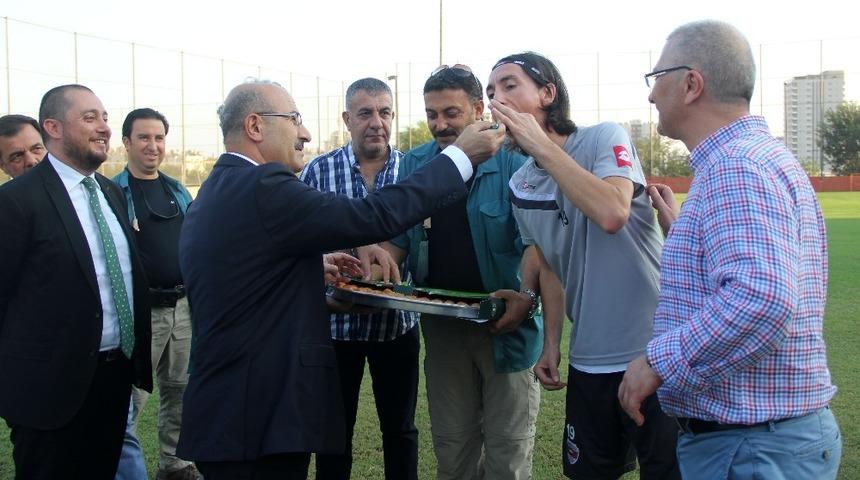 Vali Demirtaş’tan Adanaspor’a baklava