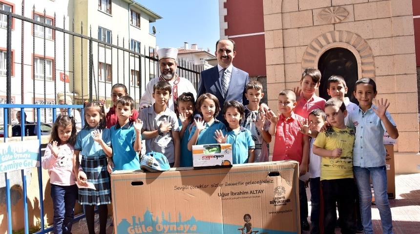 Başkan Altay, &ccedil;ocukların bisiklet mutluluğuna ortak oldu