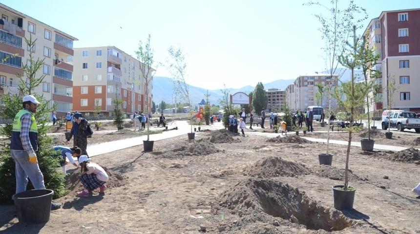 Paland&ouml;ken Belediyesi, minik &ouml;ğrencilerle fidan dikti