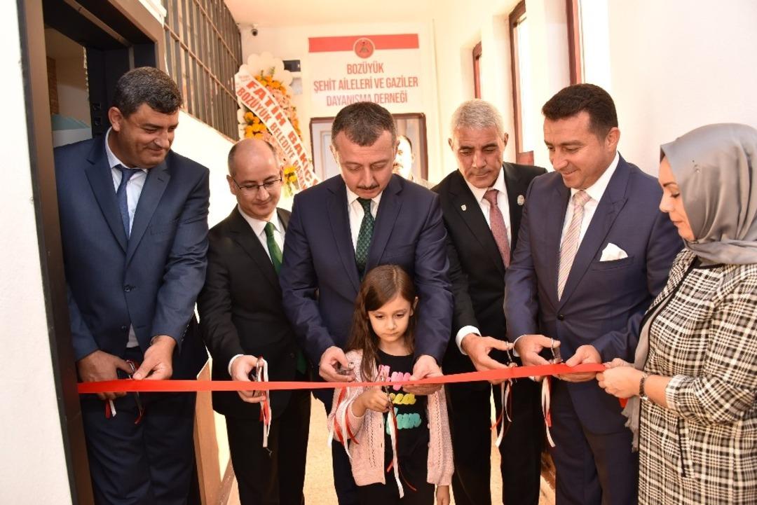 Boz&uuml;y&uuml;k Şehit Aileleri ve Gaziler Dayanışma Derneği binası 19 Eyl&uuml;l Gaziler G&uuml;n&uuml;nde hizmete girdi