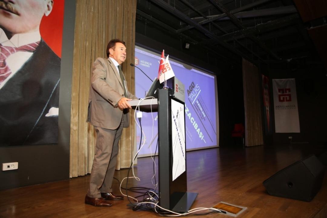 Faruk Eczacıbaşı AG&Uuml; &ouml;ğrencilerine dijital devrimi anlattı