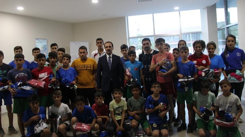 Solhan&rsquo;da sporculara malzeme desteği