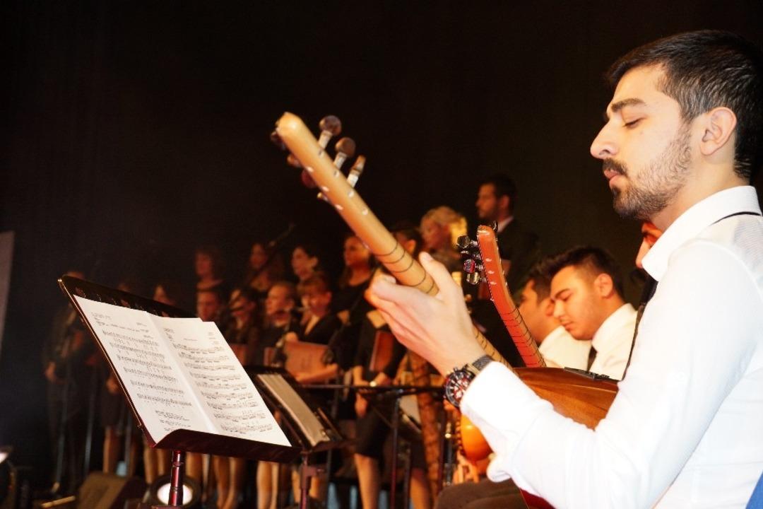 Onkoloji korosu s&ouml;yledi, gaziler dinledi