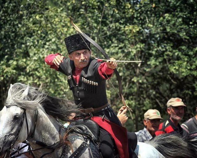 Ok atan, ata binen, resim yapan kaymakam İzmir e atandı 1