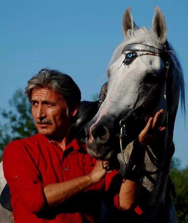 Ok atan, ata binen, resim yapan kaymakam İzmir e atandı 2