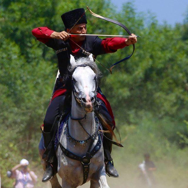 Ok atan, ata binen, resim yapan kaymakam İzmir e atandı 3