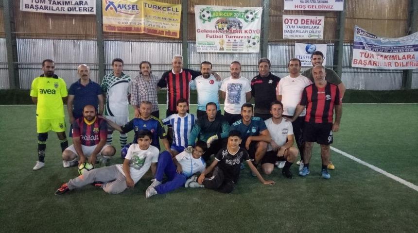 Vanlı gazetecilerin dostluk ma&ccedil;ları s&uuml;r&uuml;yor