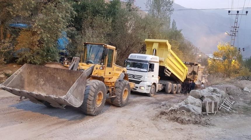 Hakkari&rsquo;deki asfalt &ccedil;alışması zor şartlar altında s&uuml;r&uuml;yor