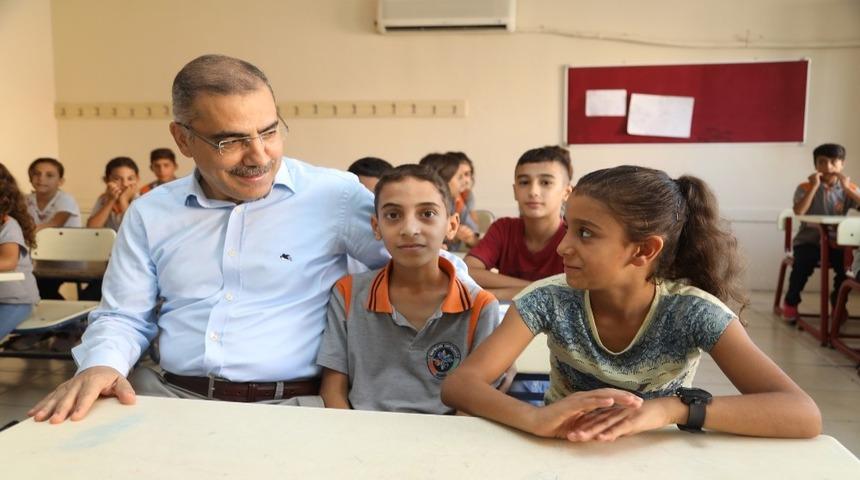 &Ccedil;elikcan&rsquo;dan &ouml;ğrencilere kırtasiye yardımı