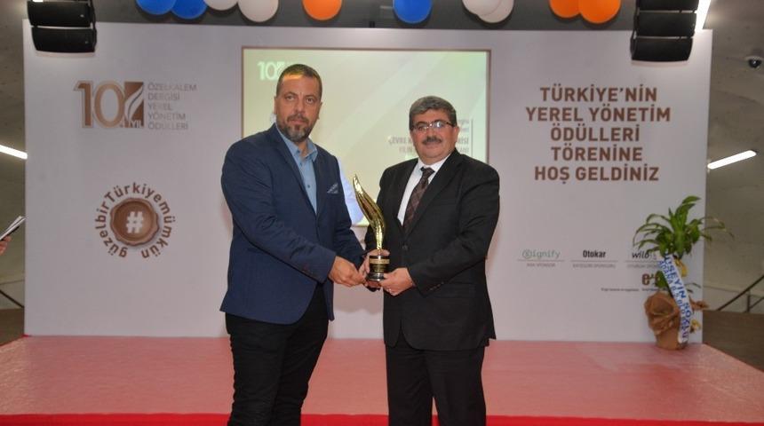 Başkan Can&rsquo;a yılın il belediye başkan &ouml;d&uuml;l&uuml;