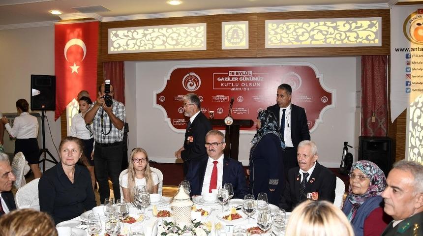 Antalya’da Gaziler onuruna yemek