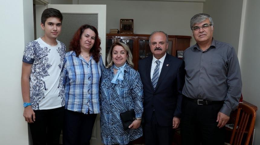 Vali &Ccedil;akacak, gazi polis memuru &Ouml;zer&rsquo;i evinde ziyaret etti